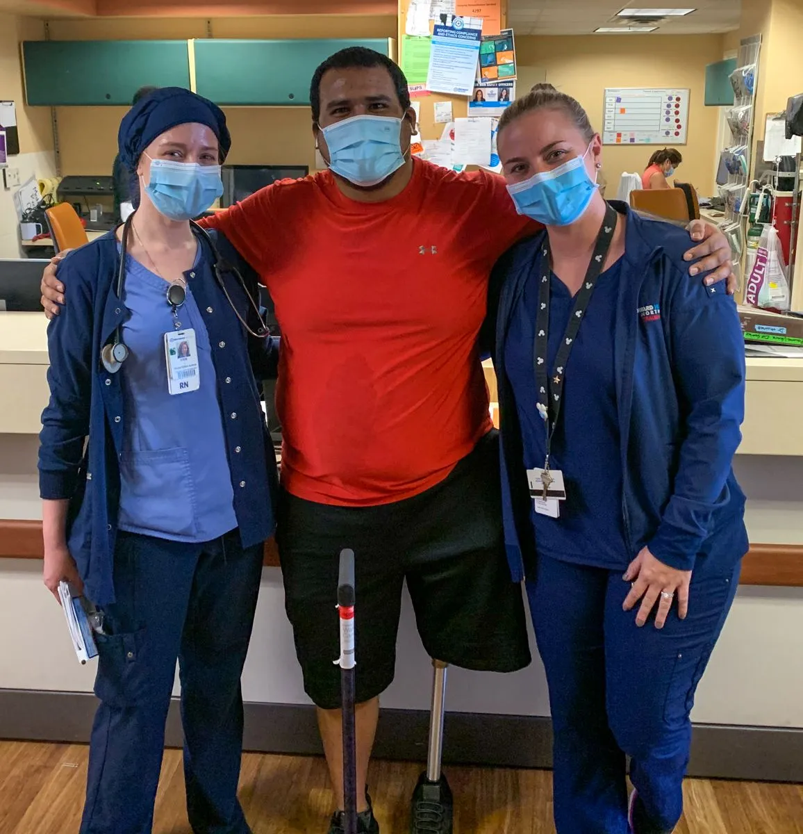 Walter Cappillo celebra el mes de concientización sobre la pérdida de extremidades después de un accidente que cambió su vida en Fort Lauderdale recordando al personal del hospital que le salvó la vida