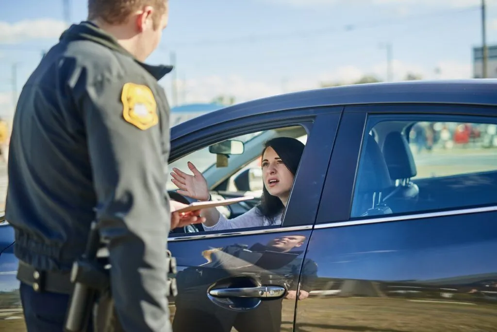 oficial de policía en una parada de tráfico
