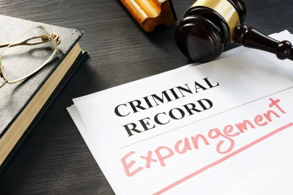 Eliminación de antecedentes escrita en un documento.