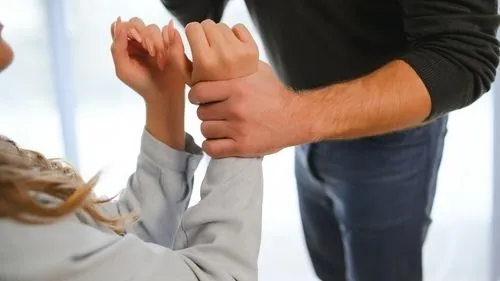 Cargos por Violencia Doméstica, Órdenes de Detención Migratoria e ICE: Lo Que Necesita Saber
