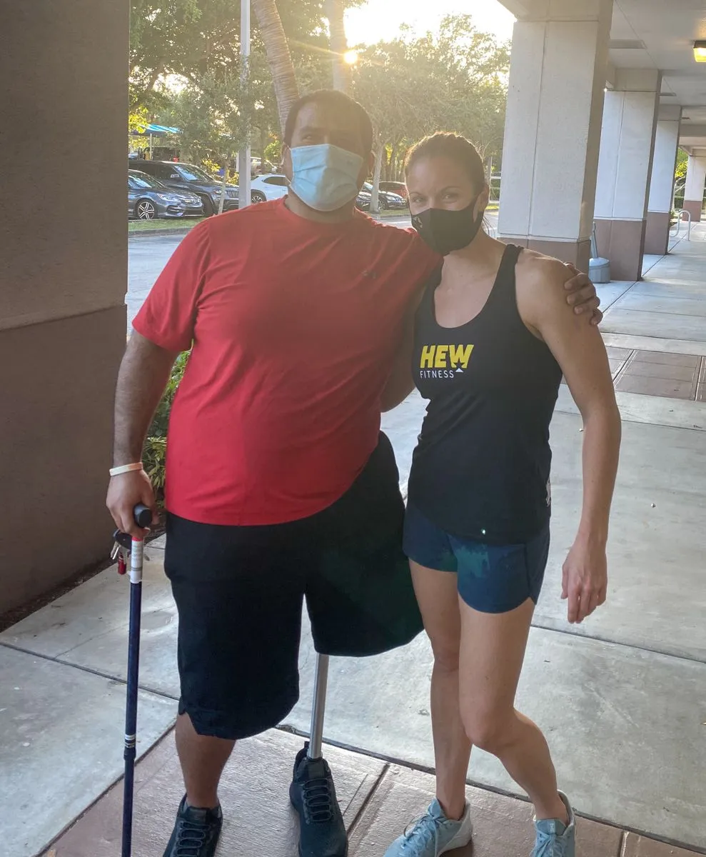 Walter Cappillo celebra el mes de concientización sobre la pérdida de extremidades después de un accidente que cambió su vida en Fort Lauderdale haciendo ejercicio en el gimnasio