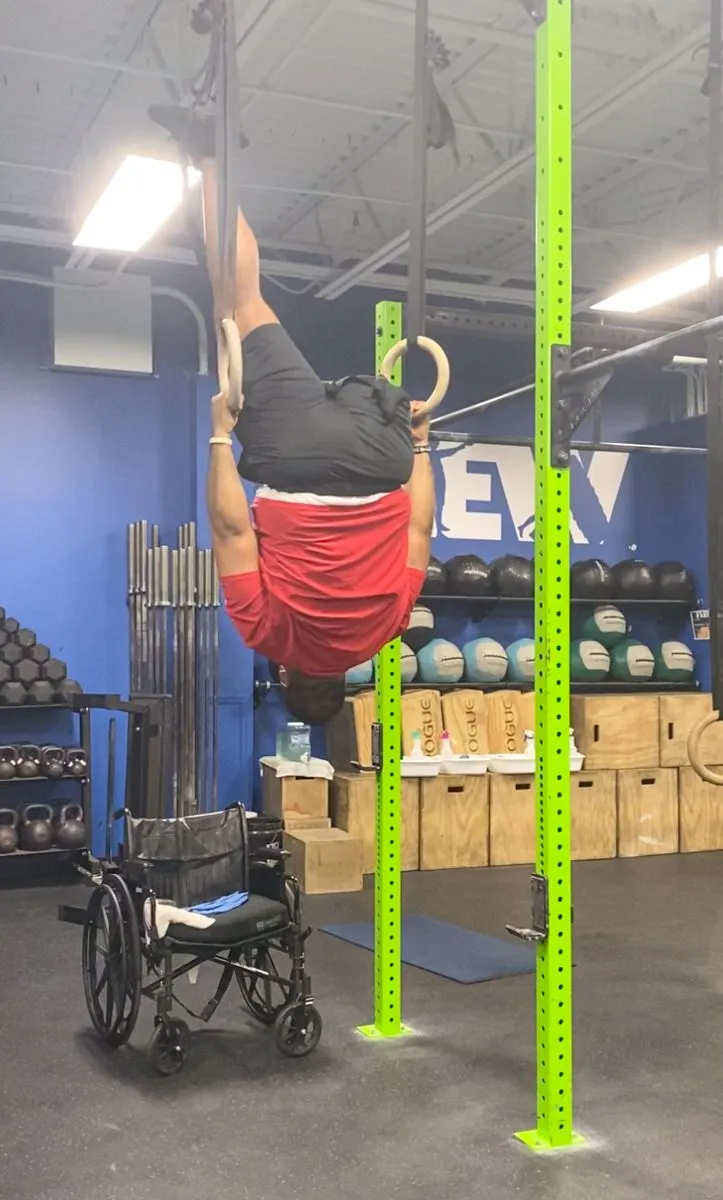 Walter Cappillo celebra el mes de concientización sobre la pérdida de extremidades después de un accidente que cambió su vida en Fort Lauderdale realizando el entrenamiento Murph en el gimnasio