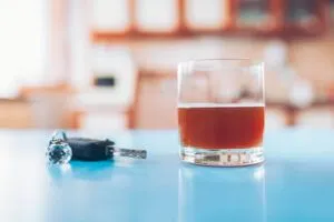 Abogado defensor de DUI Fort Lauderdale Boca Raton - Conducción bajo los efectos del alcohol. Llave de auto y copa de licor sobre una mesa