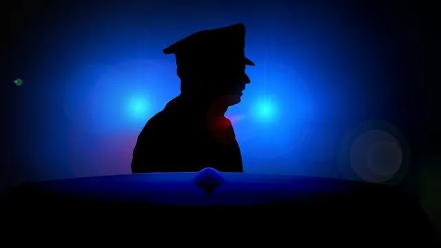Recibí una llamada de un oficial de policía que quiere hablar sobre una situación, ¿qué hago? Un abogado defensor penal explica