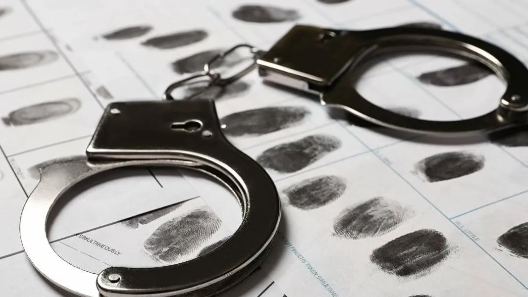 Me han acusado de un delito grave (felony) como inmigrante en Florida, ¿qué pasa ahora?