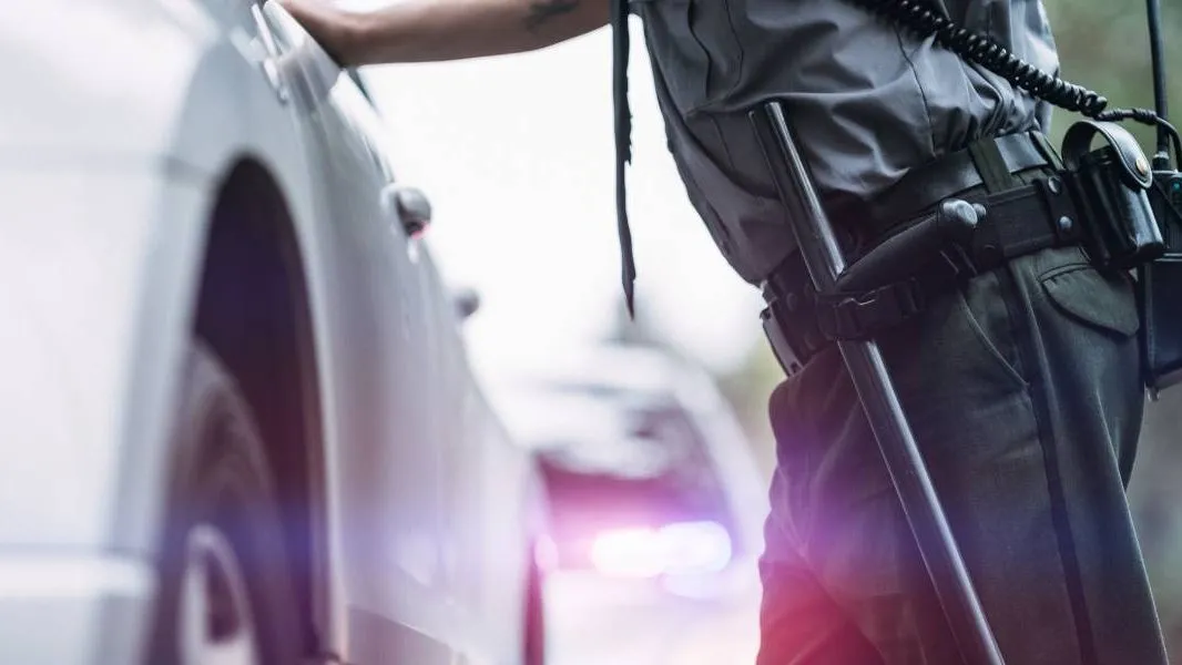 ¿Cuándo Puede la Policía Registrar su Auto y Bolsos? Un Abogado del Sur de Florida sobre sus Derechos en una Parada de Tráfico