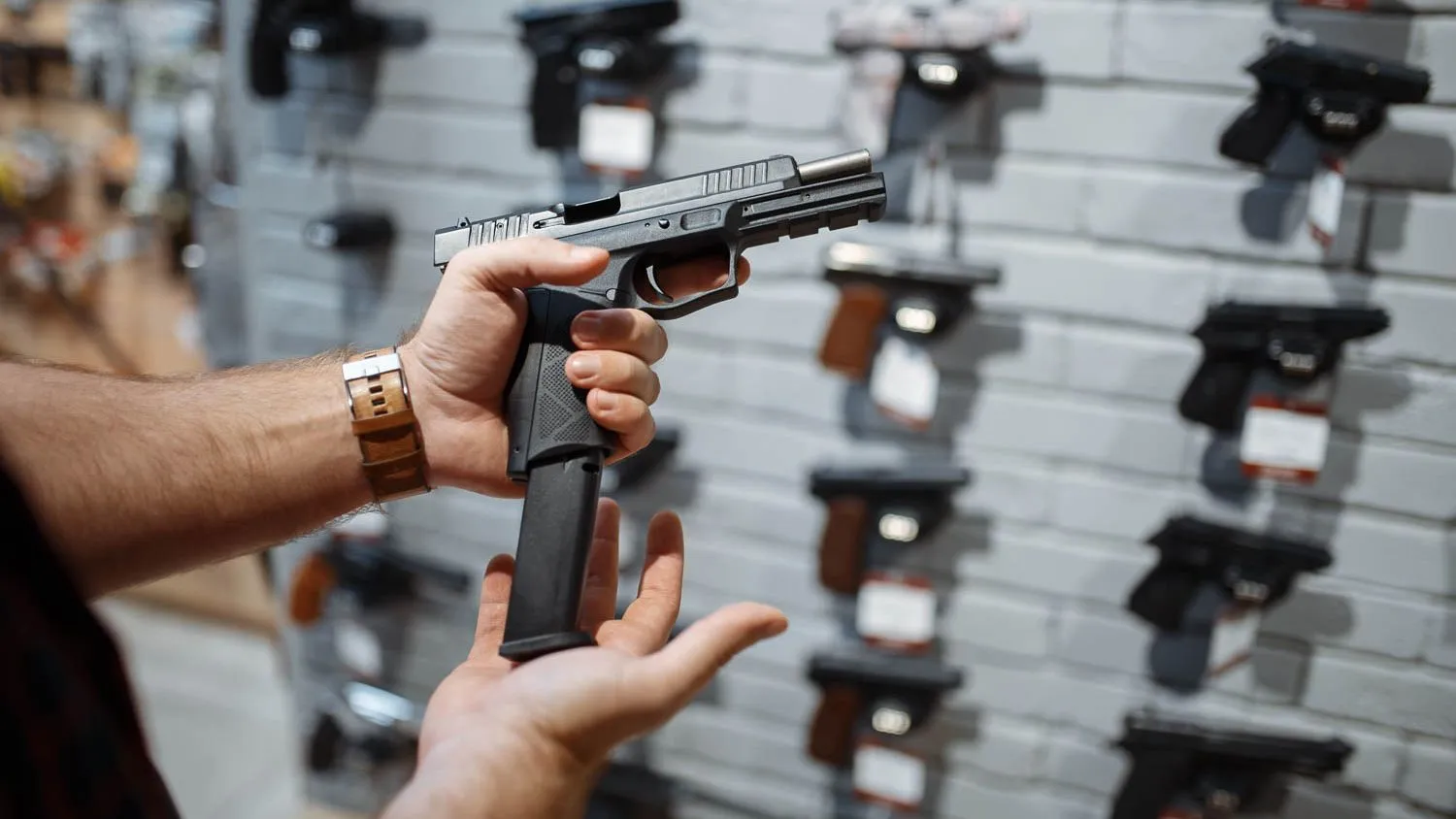 ¿Puedo tener un arma con antecedentes penales?