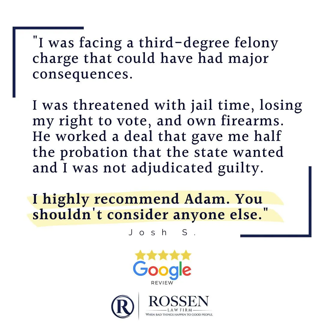 Un gráfico de reseña explica que un hombre enfrentaba un delito grave (felony) de tercer grado y el abogado defensor penal Adam Rossen le obtuvo un resultado extraordinario en su caso penal en el sur de Florida: el hombre no fue enviado a la cárcel y no fue declarado culpable