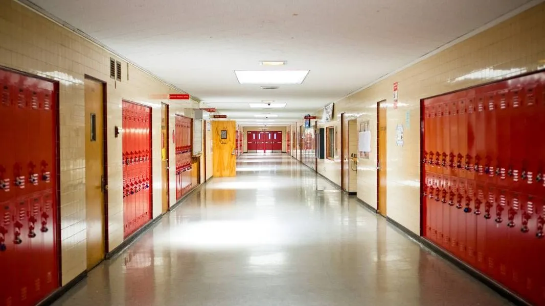 Cómo Navegar las Medidas Disciplinarias Escolares y las Consecuencias Legales por Peleas en la Escuela