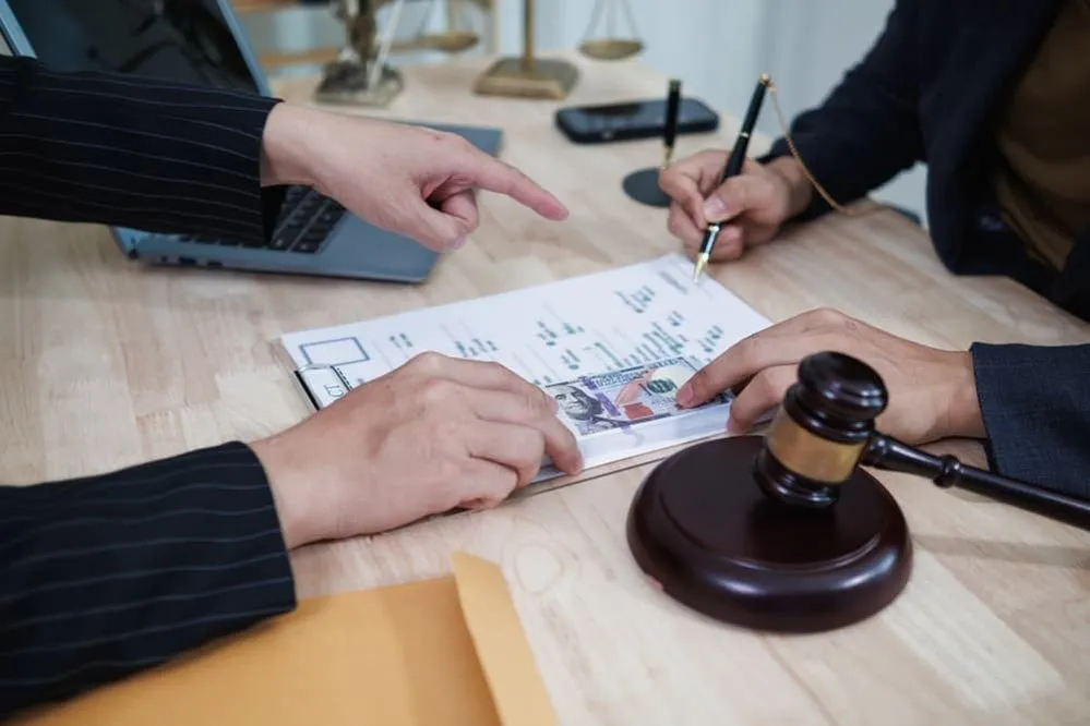 Un empresario ofreció dinero en efectivo a los fiscales para influir en un veredicto, siendo plenamente consciente de que sobornar a funcionarios gubernamentales es un delito grave.