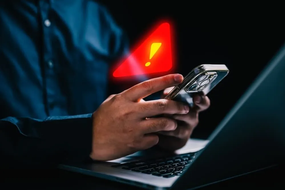 Personas recibiendo notificaciones de alerta e iconos de mensajes de spam en sus teléfonos móviles.