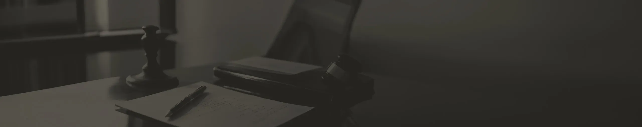 Escritorio de un abogado con un mazo y notas