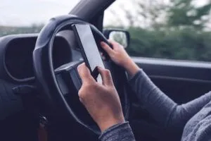 El Manejo Temerario Es un Delito de Tránsito en Fort Lauderdale Mujer Conduciendo y Escribiendo Mensajes de Texto al Mismo Tiempo 300x200