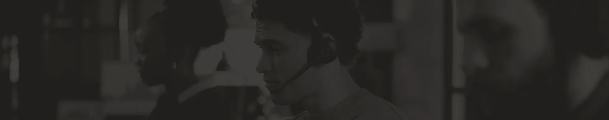 Un miembro del equipo de Rossen Law Firm con auriculares, atendiendo la llamada de un cliente