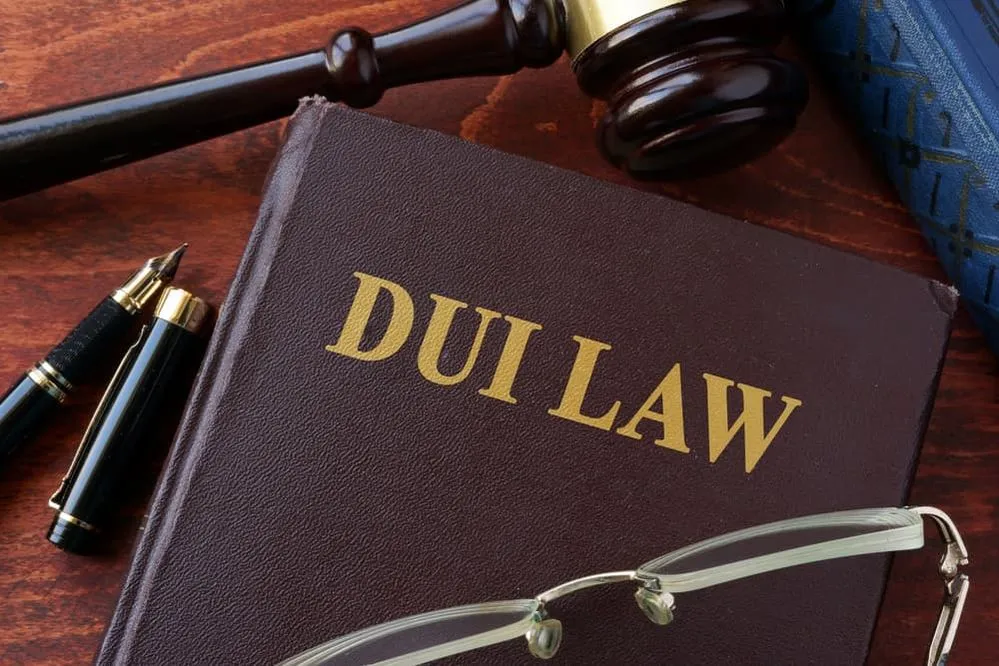 Título de Ley de DUI en un libro y mazo de juez.