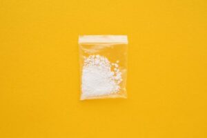 Cocaína en una bolsa resellable, que representa un cargo de posesión de drogas en Florida