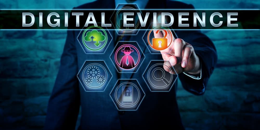 Un examinador forense interactúa con evidencia digital en una pantalla táctil, representando la informática forense, la ley de evidencia y la ley informática. Primer plano con traje azul.