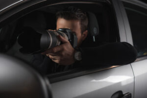 Hombre en un automóvil con una cámara