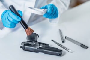 Experto forense examinando un arma