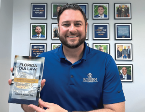 Adam Rossen, Esq. con el boletín de DUI en sus manos