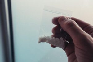 Experto recolectando evidencia de drogas