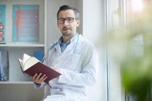 Médico sosteniendo un cuaderno
