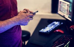 Un hombre usa su teléfono inteligente para enviar un mensaje de texto.