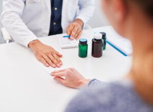 Primer plano de un paciente dando un soborno a un médico