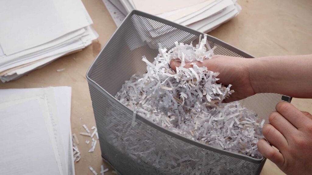 triturando pruebas Destruyendo pruebas. Triturando evidencia en una trituradora de papel.