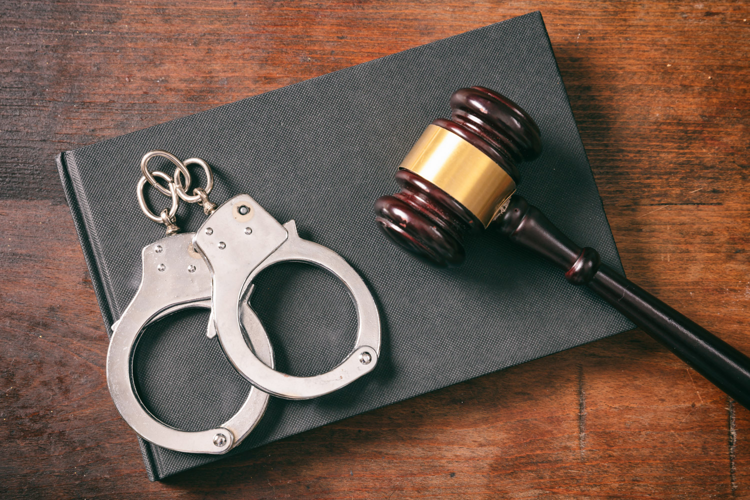 handcuffs-gavel-on-book-on-a-wooden-background-failure to appear in court_fort lauderdale criminal defense attorney